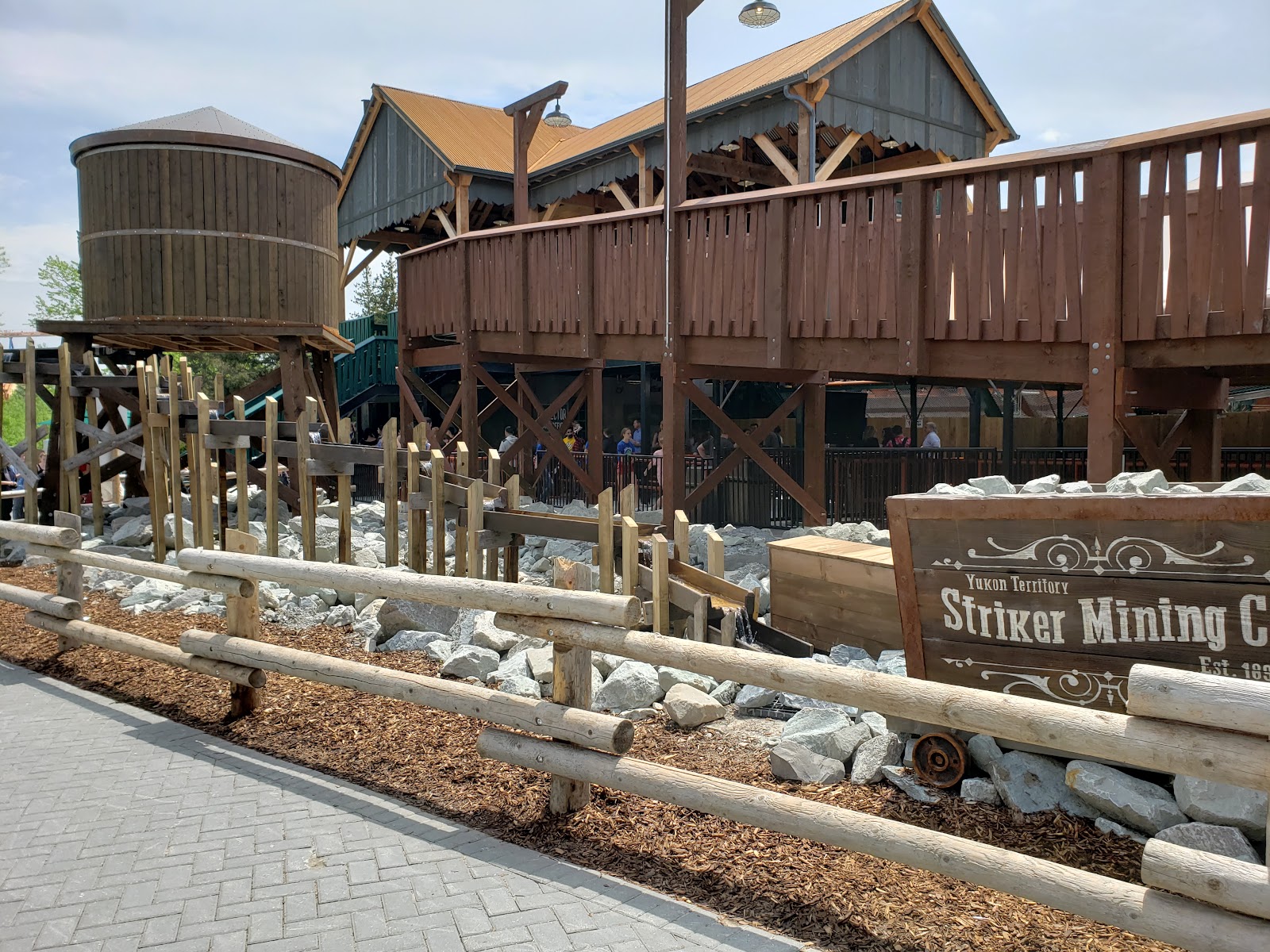 Yukon Striker — Oficiais