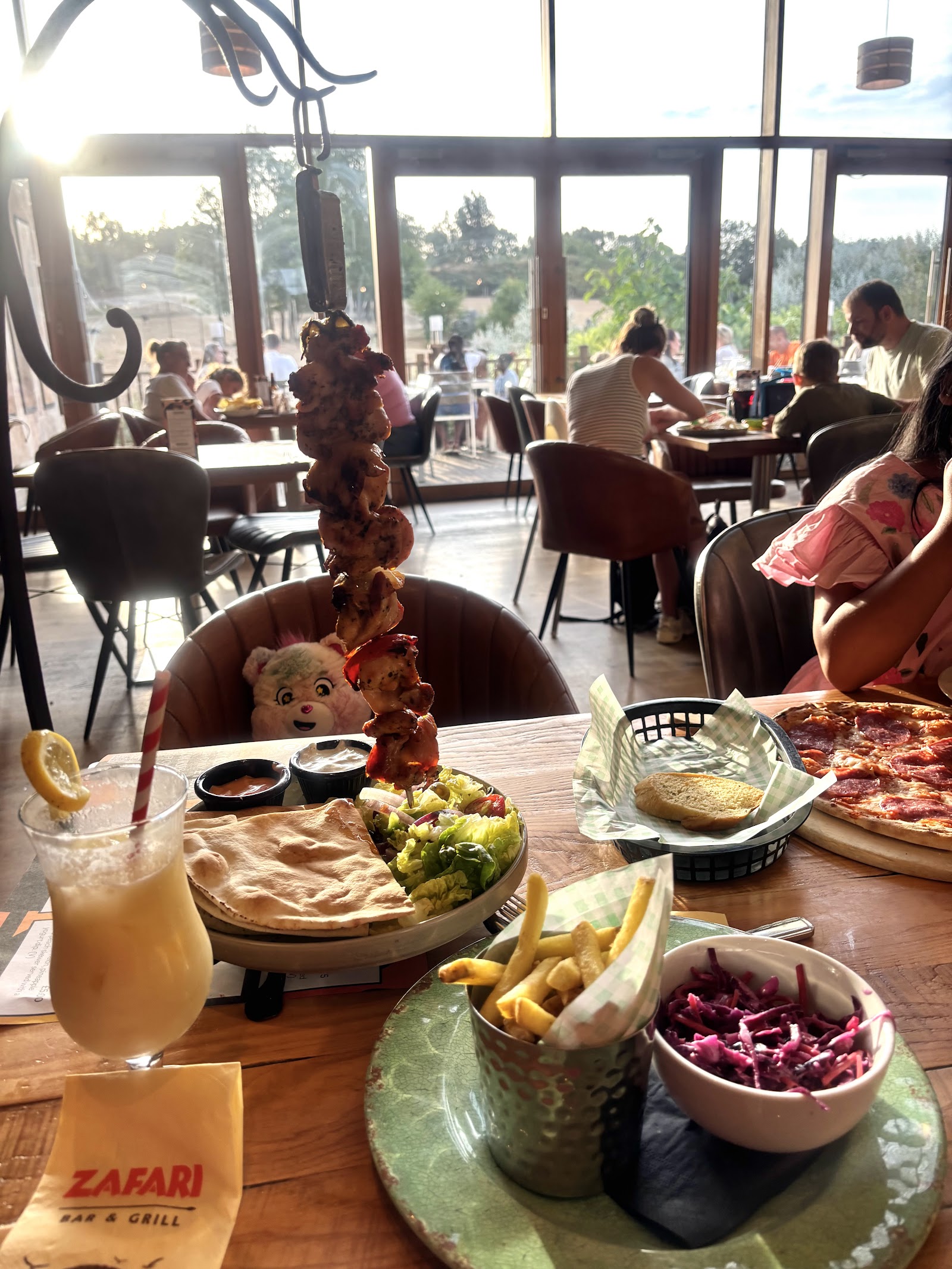 Zafari Bar & Grill — Oficiais