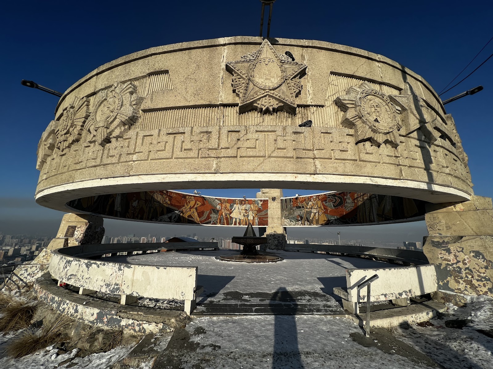 Zaisan Monument — Oficiais