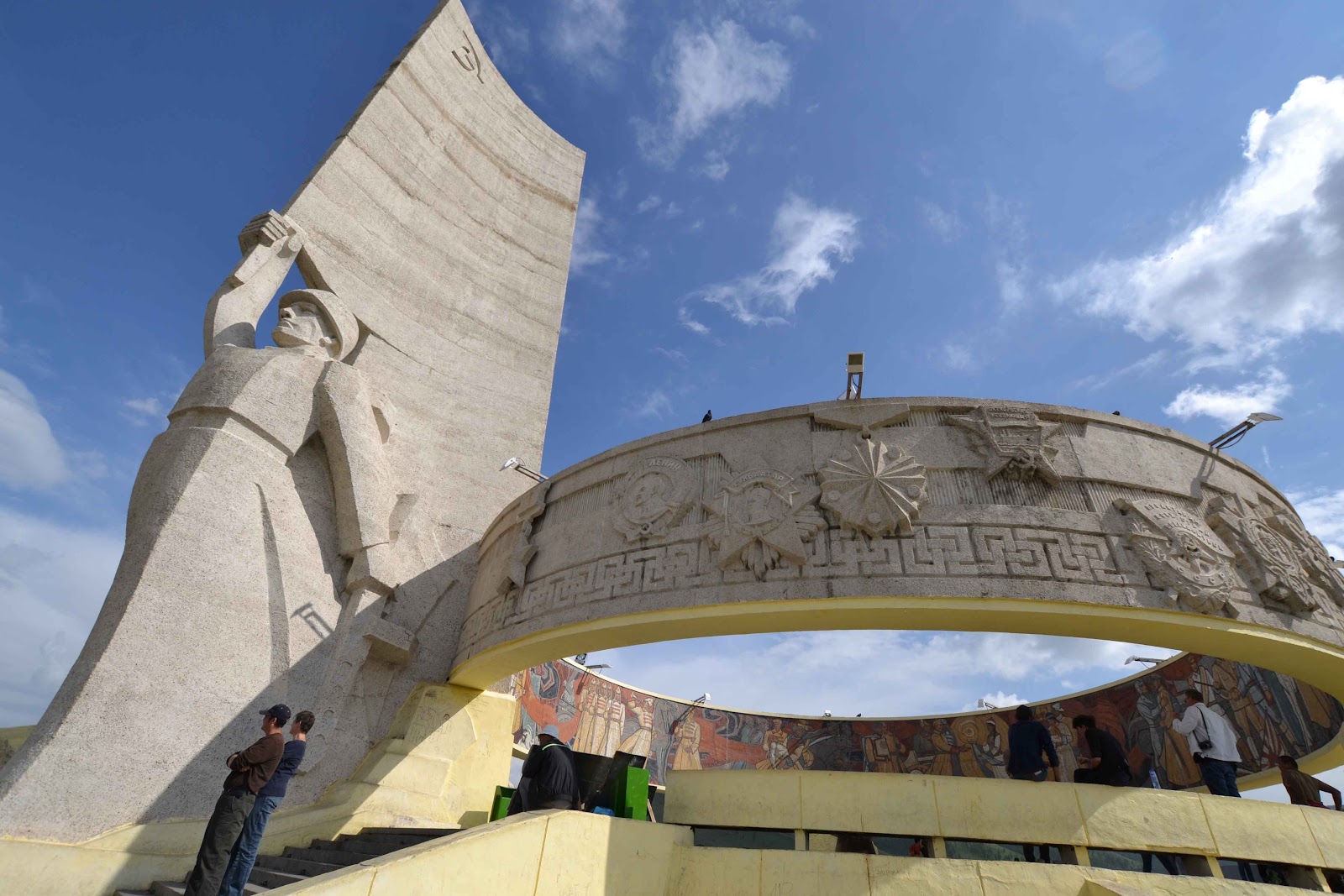 Zaisan Monument — Oficiais